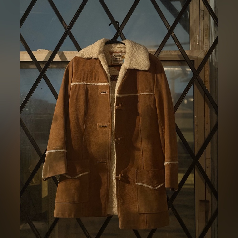 Women's Brown Vintage Shearling Coat
Pioneer Wear Late 70s/Early 80s
Size 12